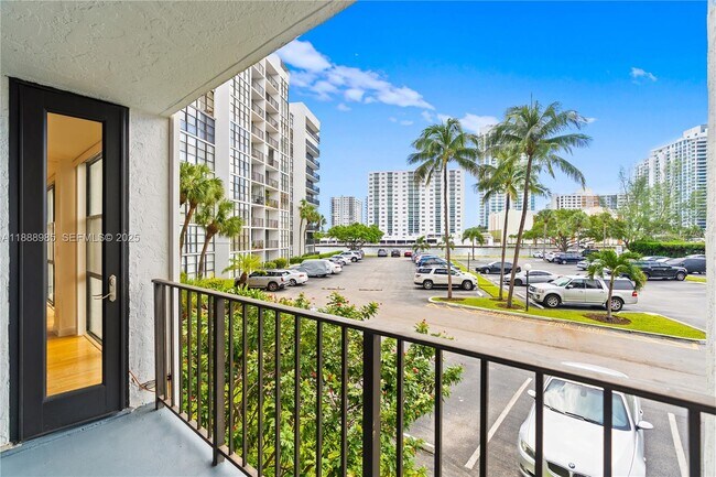 Building Photo - 800 Parkview Dr