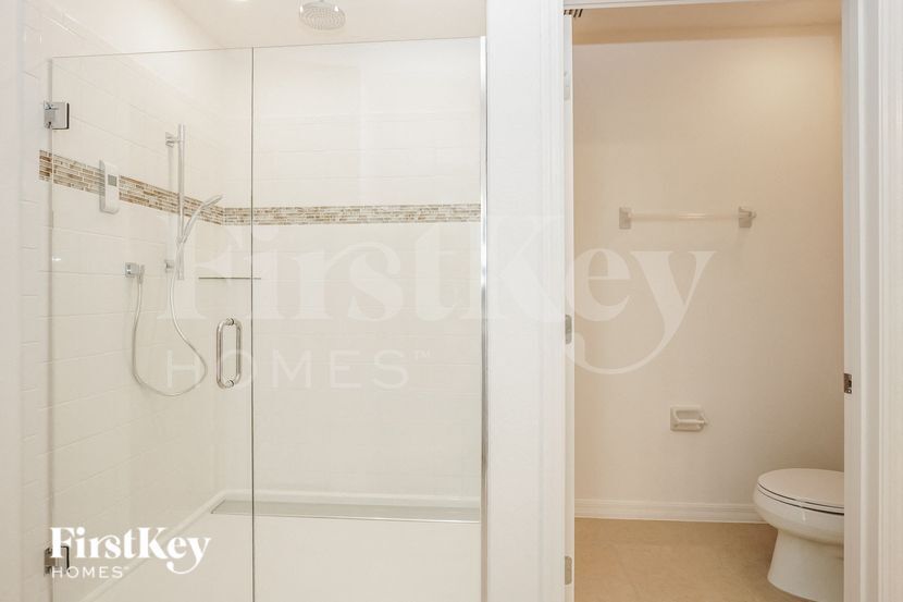 Building Photo - 5086 Royal Point Ave