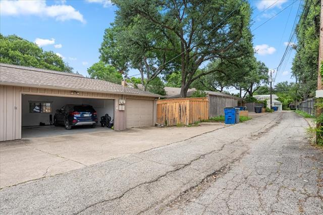 Building Photo - 7610 Meadow Oaks Dr