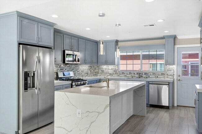 Building Photo - 2216 N Frederic St