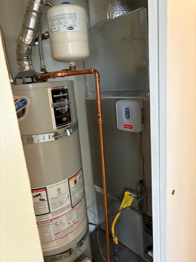 Building Photo - Charming 3 Bedroom Home