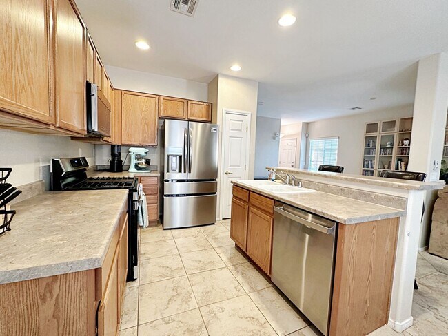 Building Photo - 3 BEDROOM + LOFT HOME IN GATED COMMUNITY I...