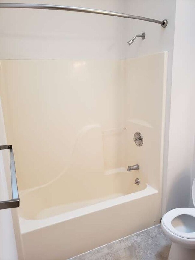 Building Photo - Spacious 3 bedroom, 2 1/2 bath Duplex