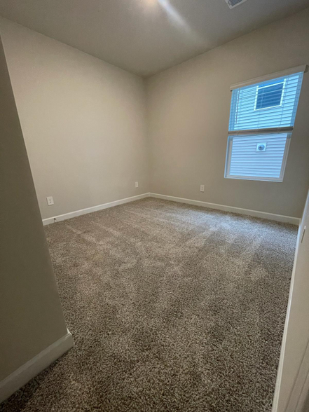 Building Photo - 523 Summit Vw