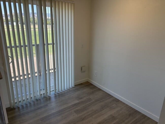 Building Photo - Spacious 2 Bed, 1.5 Bath, 900 Square Foot Apartment with Air Conditioning.