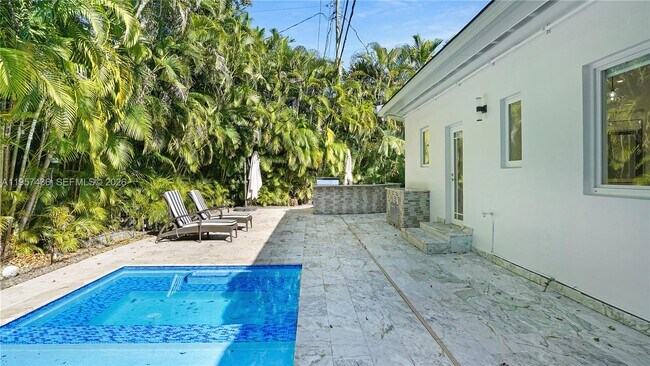 Building Photo - 711 Sunset Rd