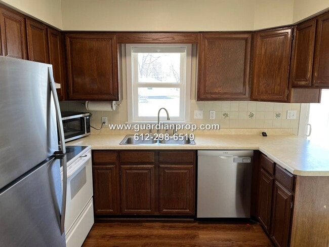 Building Photo - Shoreview House Available September 1st, U...