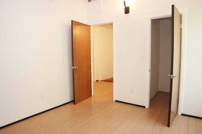 Building Photo - 318-320 W Myrtle