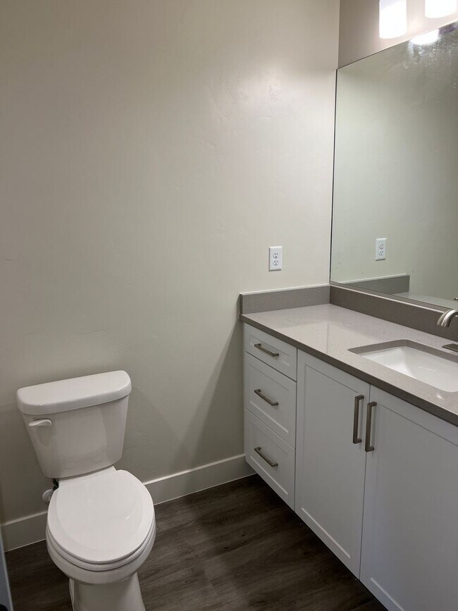 Building Photo - Beautiful newer 3 Bedroom, 2.5 Bathroom townhome, located in Washington!
