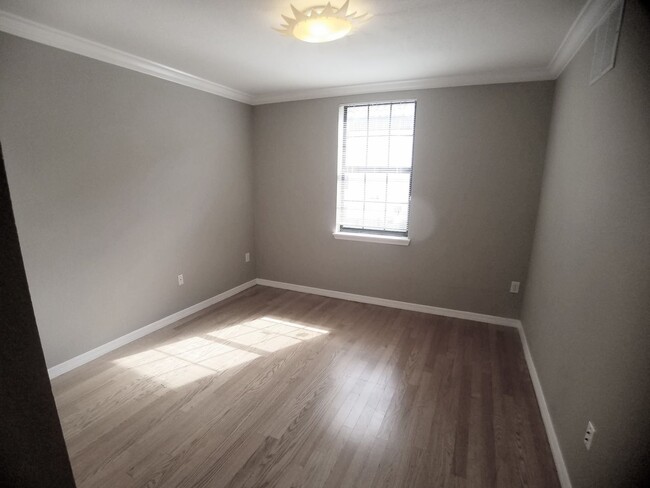 Building Photo - For Rent Beautiful 2/2 first floor condo w...