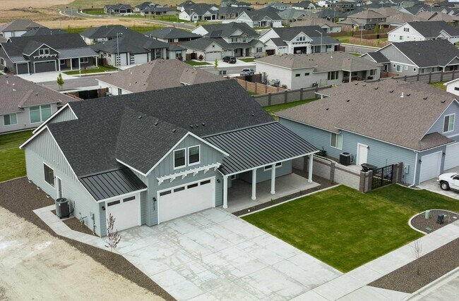 Building Photo - Generational suite w/separate entrance!