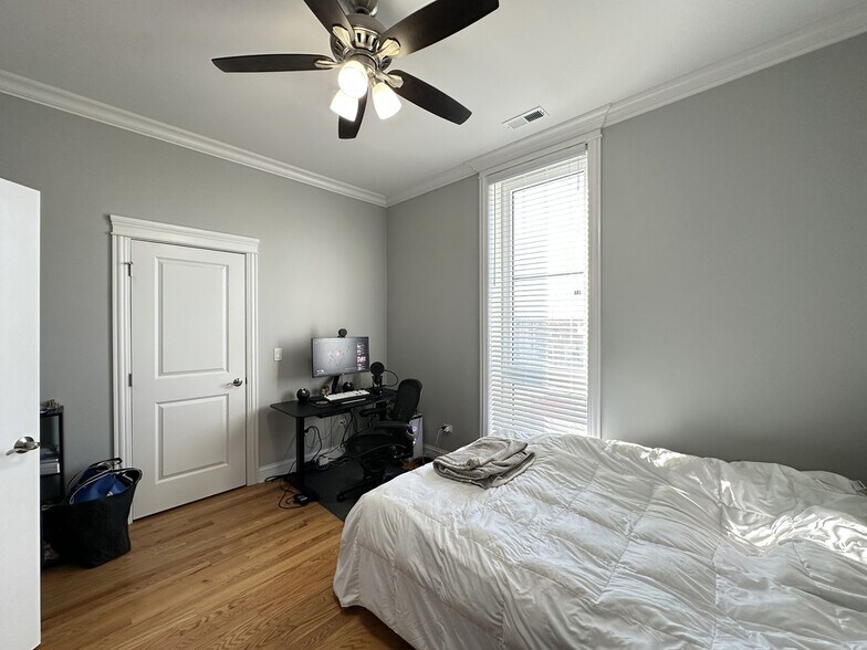 Building Photo - 520 N Western Ave