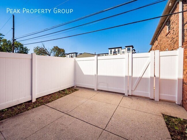 Building Photo - 4490 Westborough Dr W