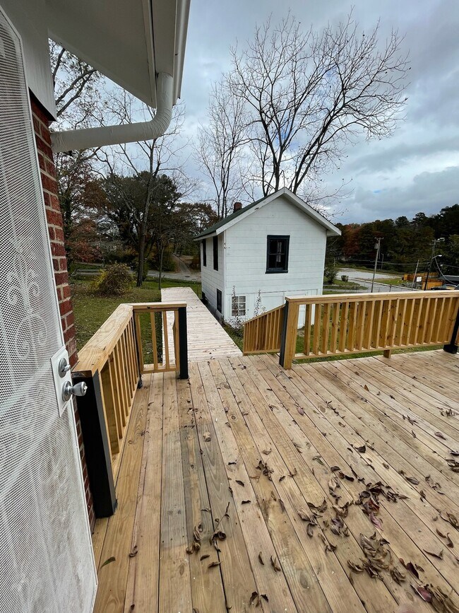 Building Photo - 613 Ledford St