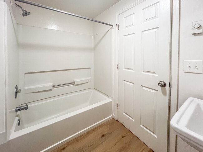 Building Photo - 39 Fox Hill Dr