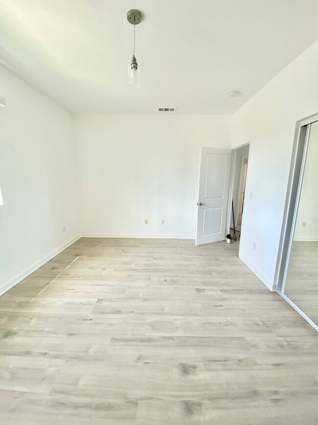 Building Photo - 9731 Vesper Ave