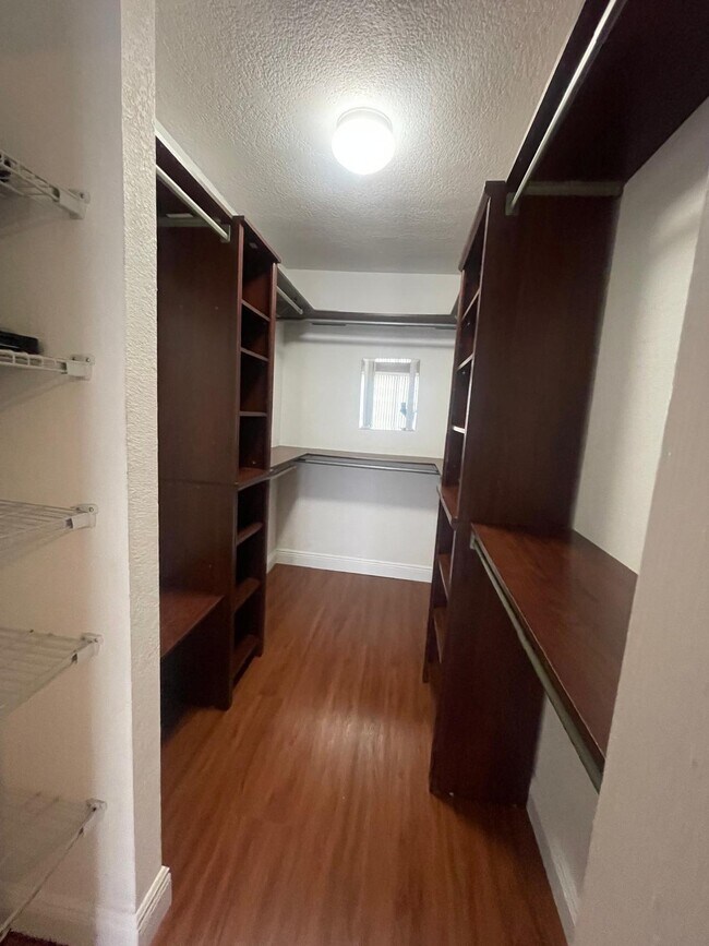 Building Photo - 4156 Inverrary Dr