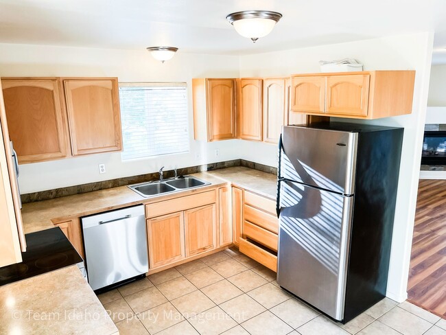 Building Photo - Beautiful 4 bedroom 3 bath townhouse w/att...