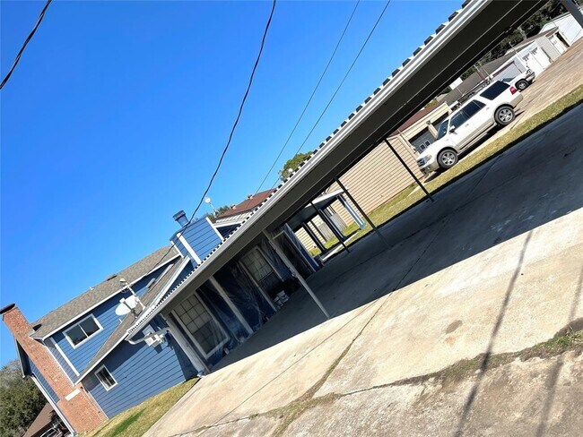 Building Photo - 825 Clubside Dr
