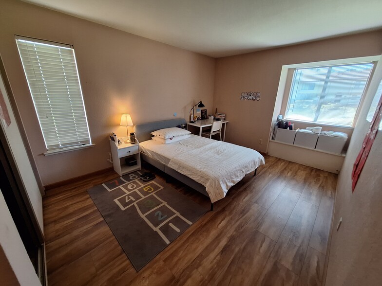 Building Photo - 5042 Glide Dr