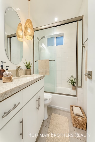 Building Photo - 3245 Drew St