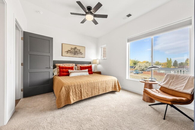 Building Photo - Modern 2-Bed Townhouse... Ideal for Professionals or Travelers