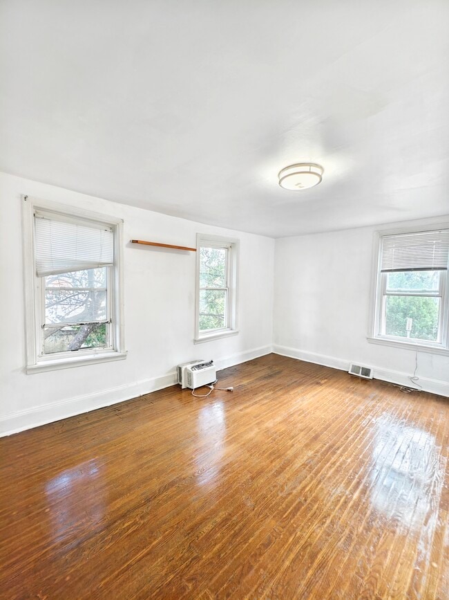 Building Photo - 413 N 33rd St