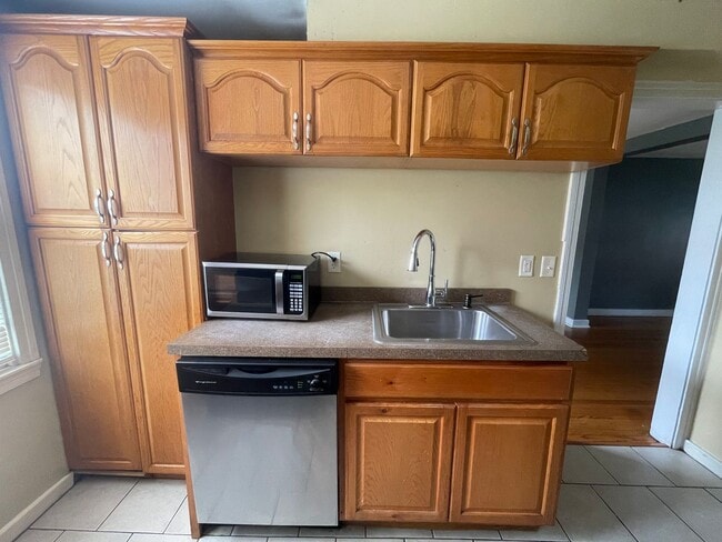 Building Photo - 3 Bedroom Single Family Home in Harrisburg!