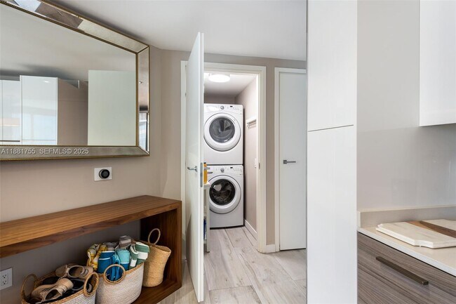 Building Photo - 1300 Brickell Bay Dr