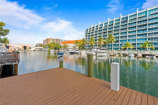 Building Photo - 3001 NE 185th St