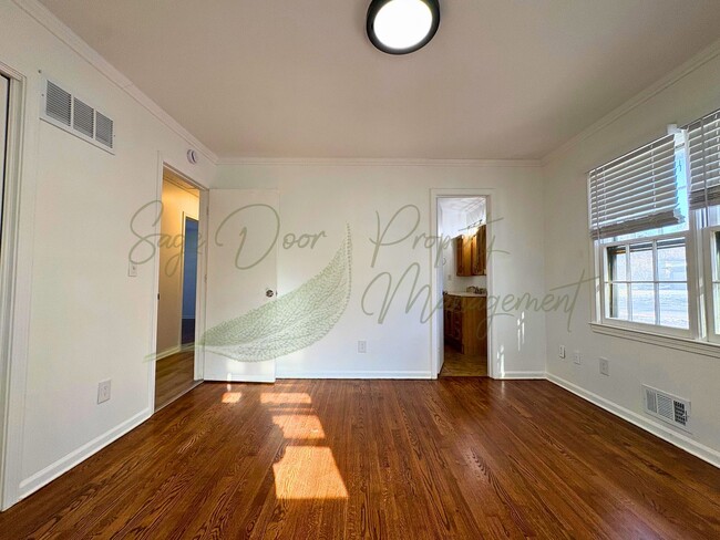 Building Photo - BEAUTIFULLY UPDATED 5 BED/ 3 BATH HOME WITH OVERSIZED GARAGE