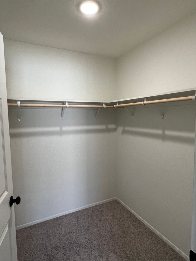 Building Photo - 3 BEDROOM TOWNHOME!