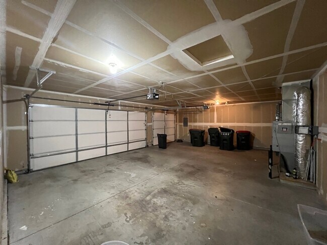 Building Photo - 3bed 3bath Great Meridian Location!