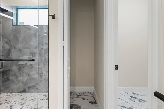 Building Photo - 1143 SW Estaugh Ave