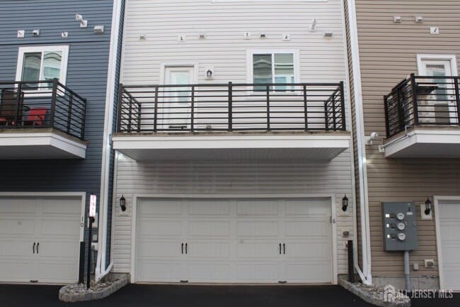 Building Photo - 6 Bond St