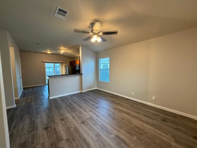 Building Photo - Lovely 3/2 in Gardens of Ranch Estates, NBTX