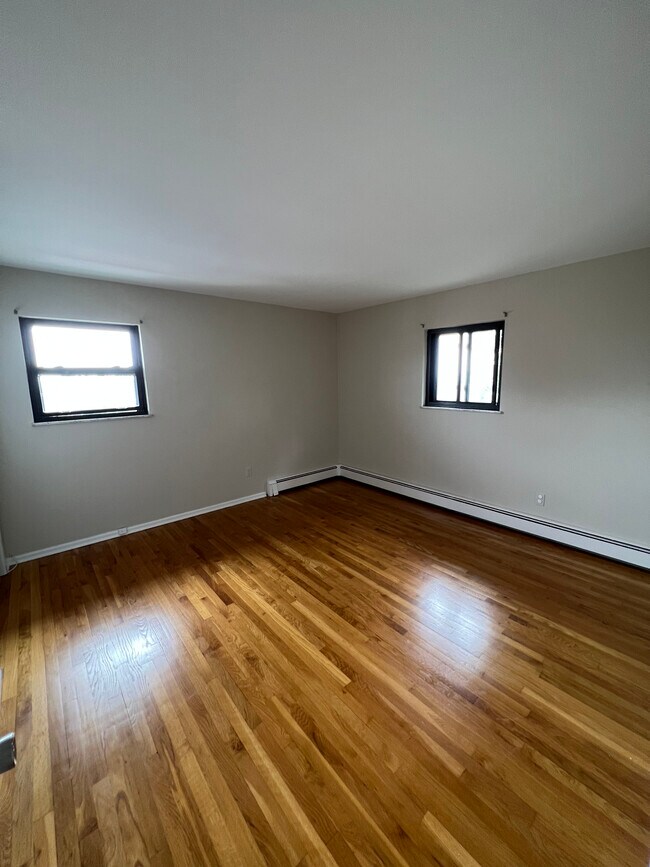 Building Photo - 429 10th St