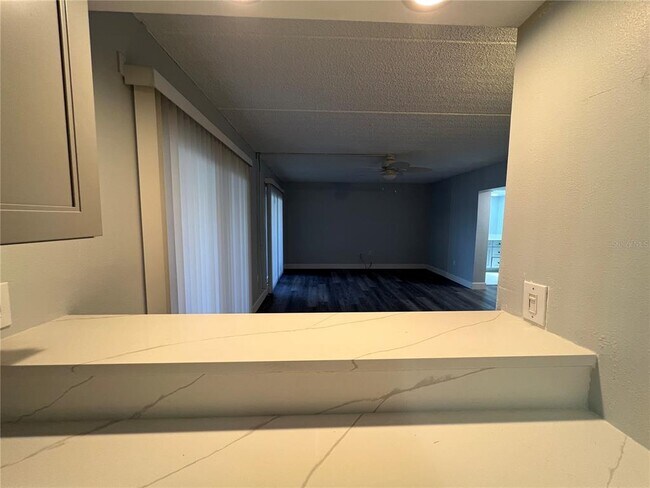 Building Photo - 8825 Bay Pointe Dr