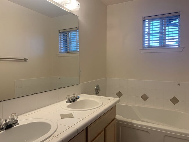 Building Photo - Beautiful 4BR Home | Cul-de-Sac Setting | Prime Bellevue Location
