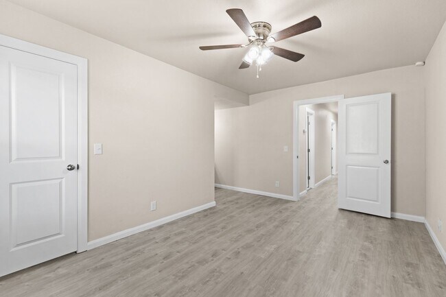 Building Photo - Fully Renovated 3 Bedroom Duplex in the heart of Broken Arrow