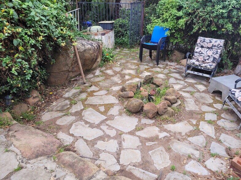 BBQ and fire pit - 962 Osborne St