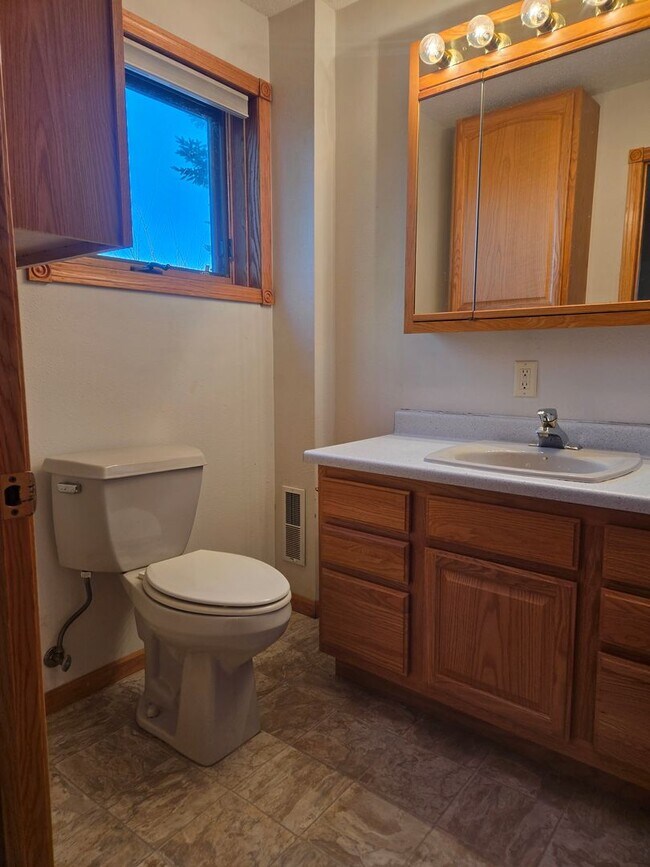 Building Photo - Home on the Lake