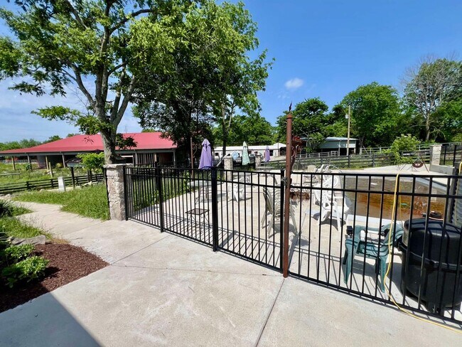 Building Photo - Cabin Style Home on Equestrian Farm *Priva...