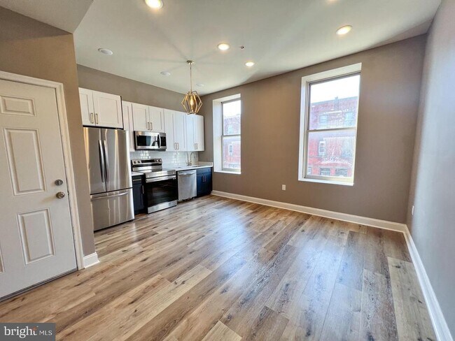 Building Photo - 1429 W Diamond St