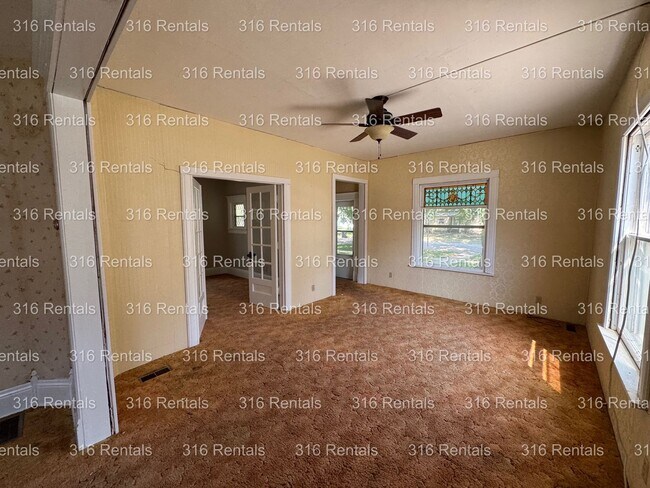 Building Photo - $1200 - 4 bed 2 bath - Single Family Home