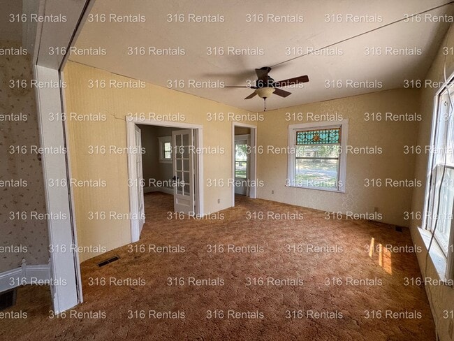 Building Photo - $950 - 4 bed 2 bath - Single Family Home