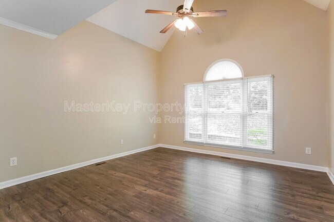 Building Photo - 220 W Elm Ave