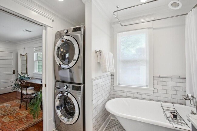 Building Photo - 788 Lake Ave NE