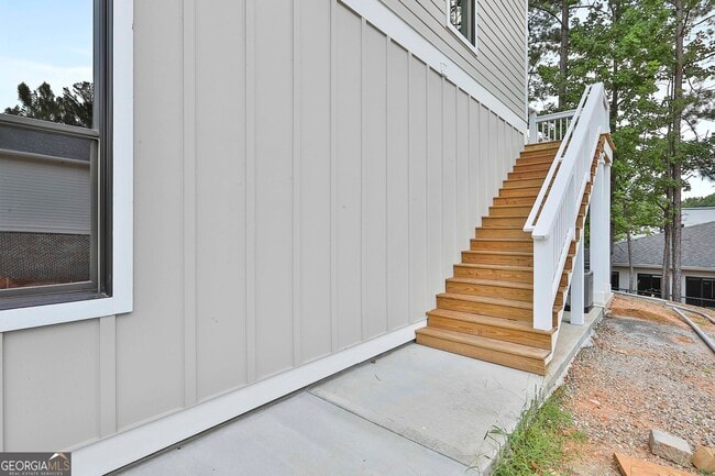 Building Photo - 3042 State St