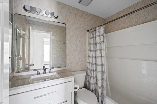 Building Photo - 1744 Woodcliff Pl NE